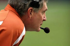 开云网页版登录入口-中国足球队长在场内外沟通与带队作用分析，中国足球队的队长