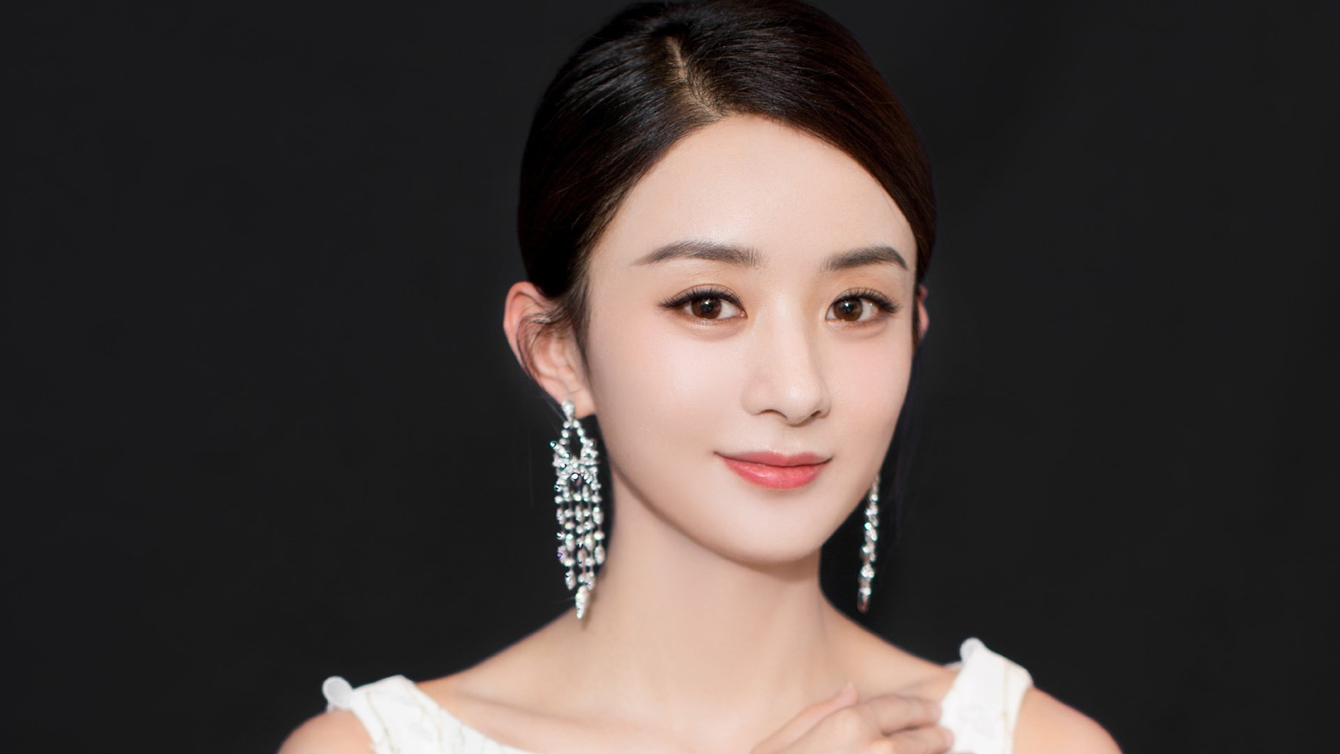 中国足球国家队强化中后场防守协同机制,足球中后卫防守技巧一对一视频